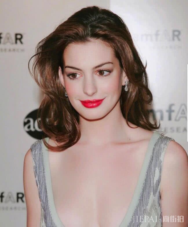 因太完美而被观众讨厌?安妮·海瑟薇实力演绎美人在骨不在皮