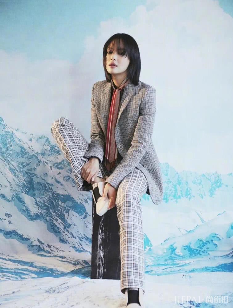 辛芷蕾烟熏妆还弄几根刘海，头一仰画面太辣眼了