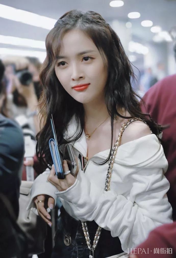 吴宣仪机场里绚丽夺目,闪闪发光!