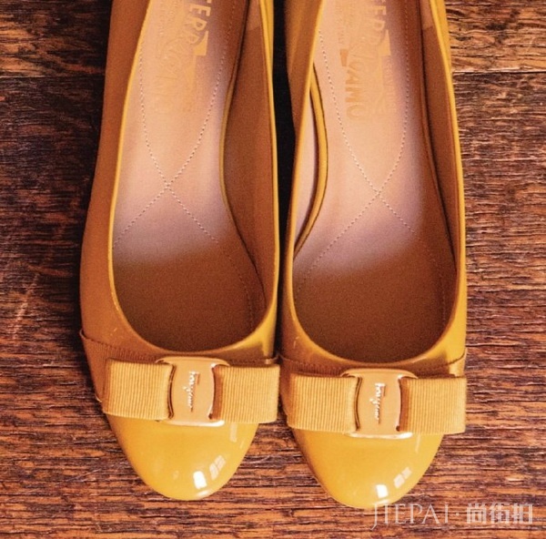 FerragamoHoliday 彩虹与Vara蝴蝶结