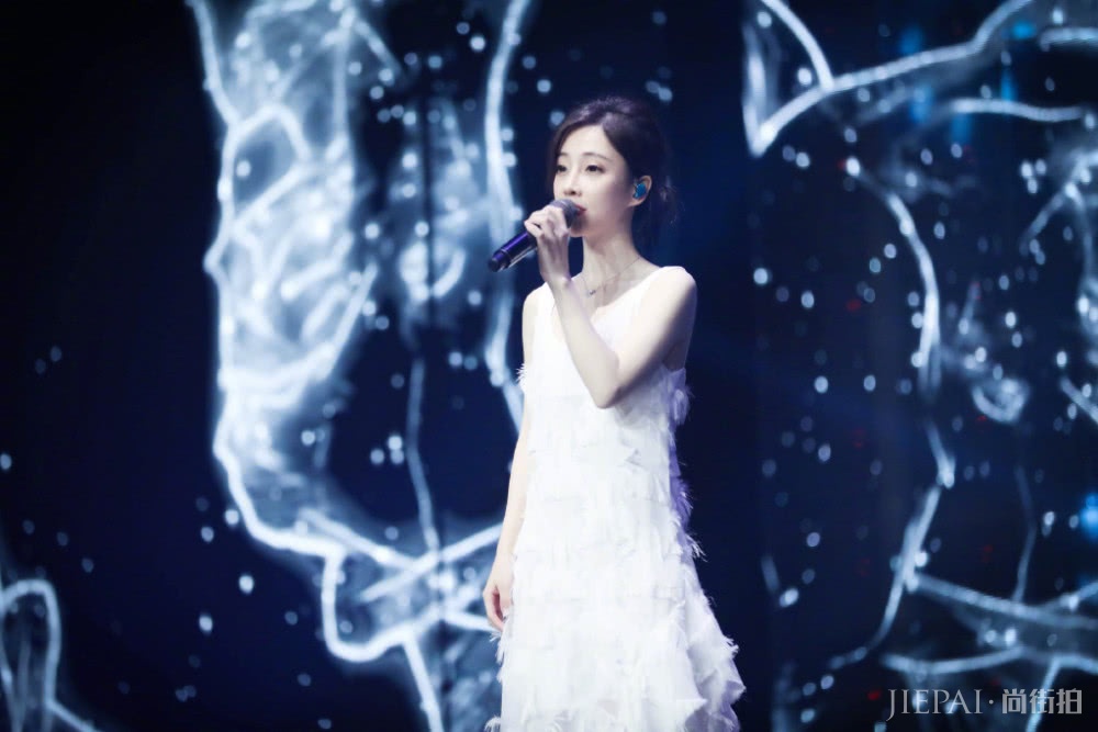 1米55冯提莫穿连衣裙，满满孩子气，被路人误认为是位“童星”