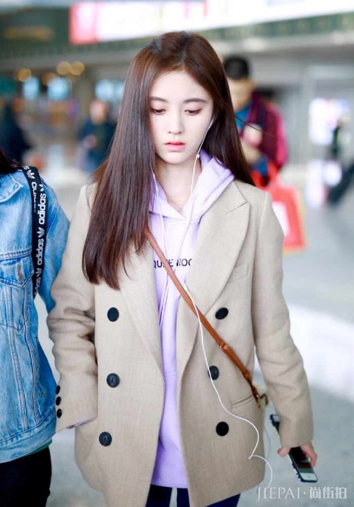 鞠婧祎西装搭配卫衣，时髦到飞起！