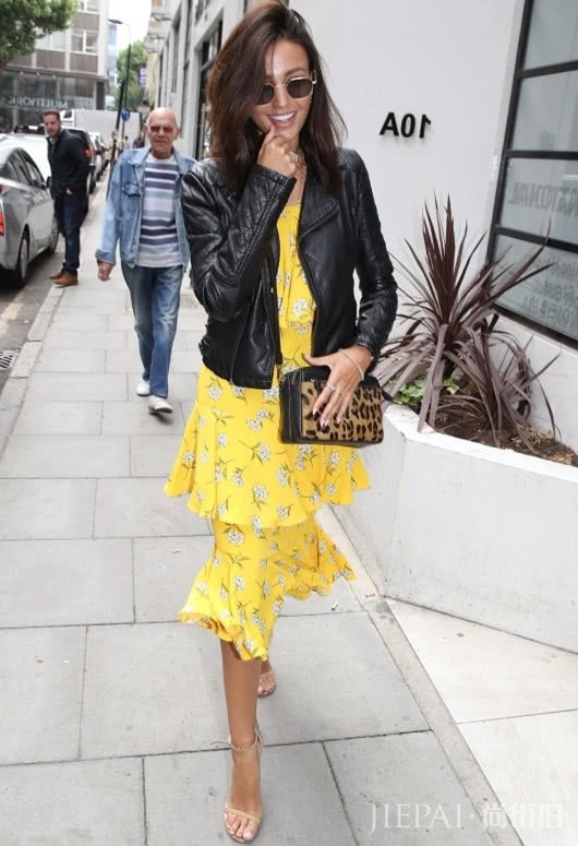 当皮夹克遇上裙子,可酷可美