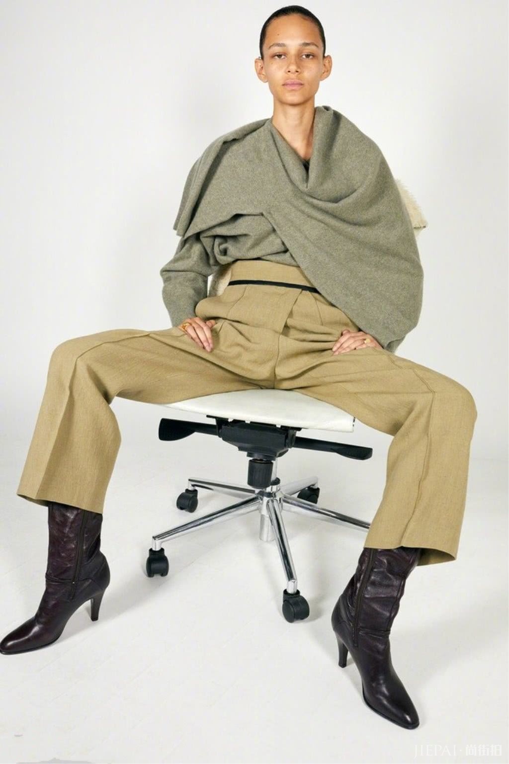 天气太冷，假两件毛衣叠起来穿才好看，不懂搭配的可以学起来！