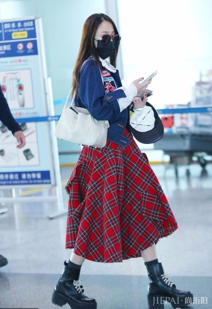 陈乔恩穿液体金靴子,这腿粗的拉链都拉不上!