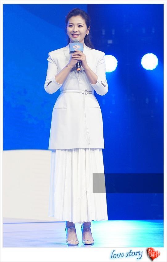 刘涛穿长款西装配百褶裙,清纯得如一朵白莲花!