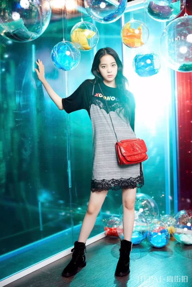 敢穿Saint Laurent的少女:掀起时尚界的反叛力量