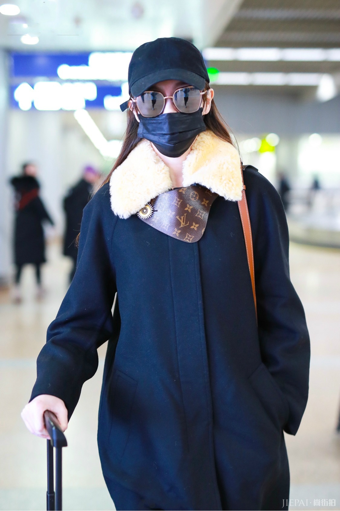 唐嫣机场秀画风大变,3万8的大衣露出LV标签