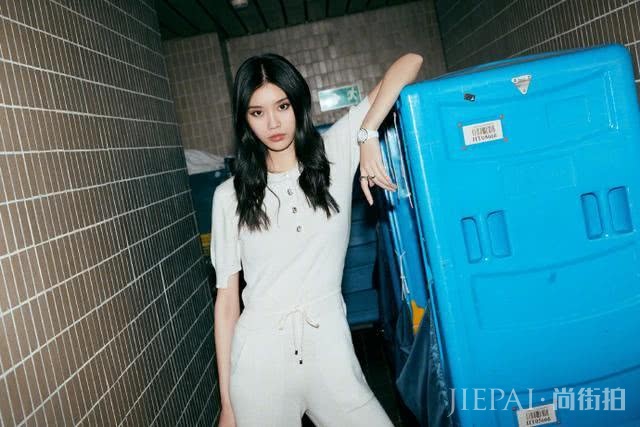 奚梦瑶穿露肩上衣戴宝石红手表,惊艳不止一点点