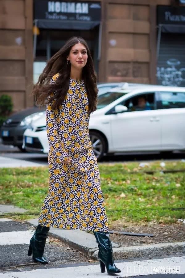 欧美街拍 超显白的绿色衣服彰显时尚高级感