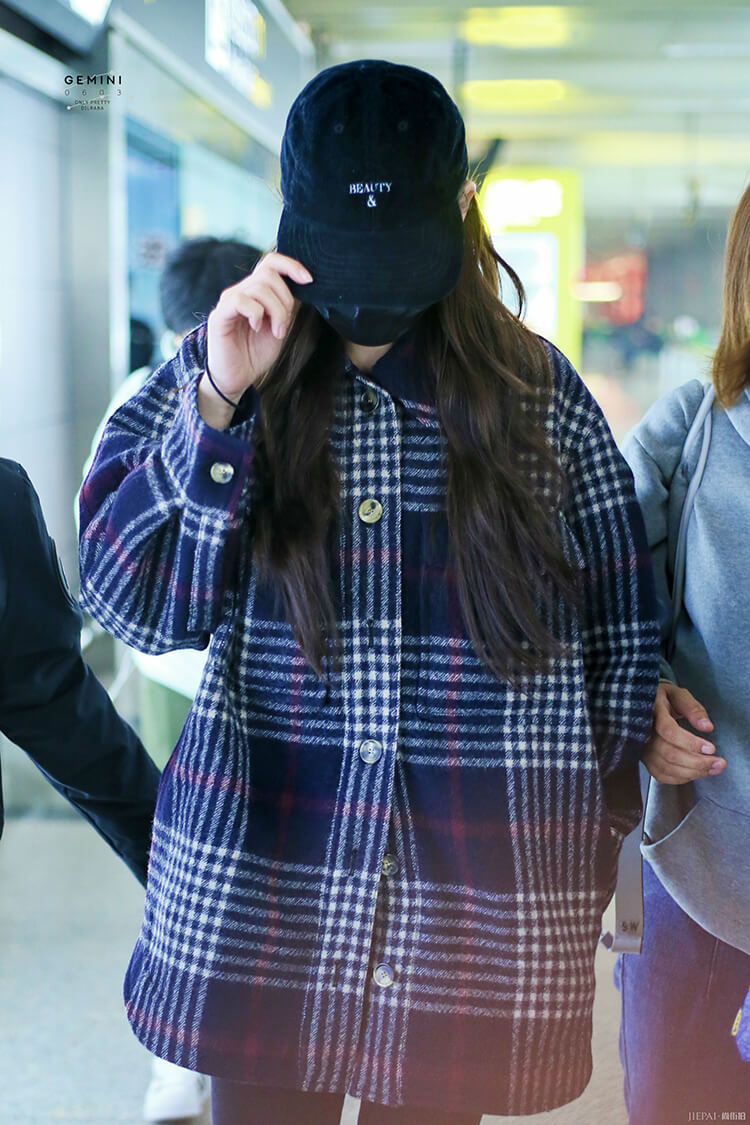 迪丽热巴穿7千多的男款格纹衬衫走机场,却被吐槽没有腰