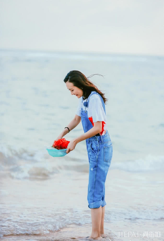 王鸥上综艺《野生厨房》穿背带裤俏皮减龄,少女感十足