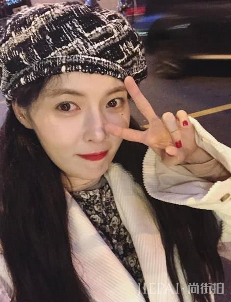 金泫雅ins晒私服穿黄色打底裤,搭配的好有个性