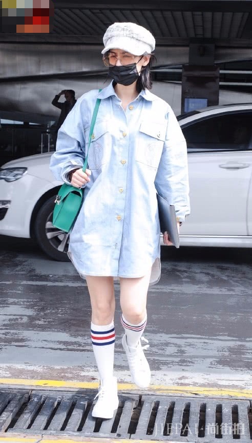 黄圣依用塑料袋做成的帽子,还挺潮?