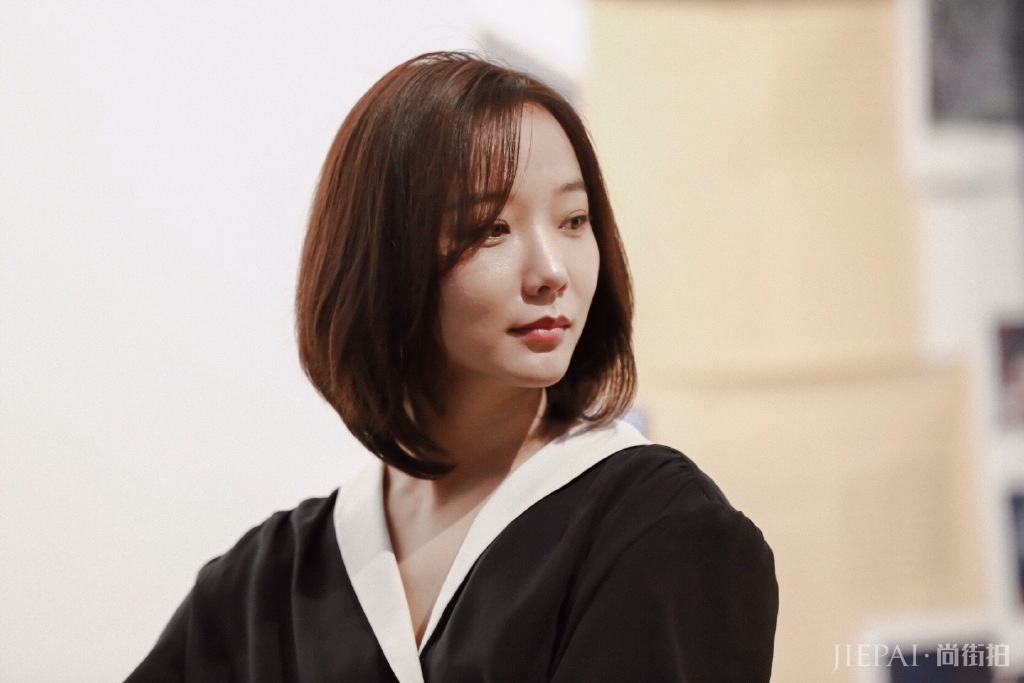 王珞丹棉服搭配牛仔裤青春靓丽,美出了新天际