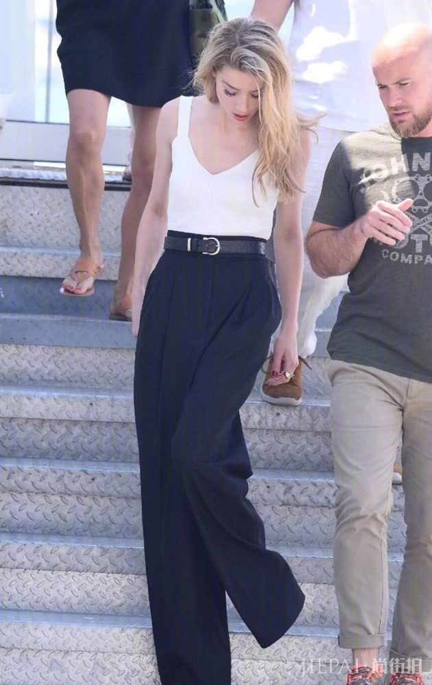 《海王》女主这条“床单裤”,超显腿长