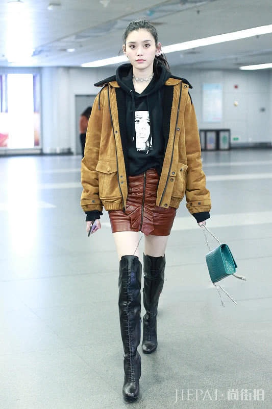 超模何穗过膝靴＋红色麂皮大衣太惹眼了！