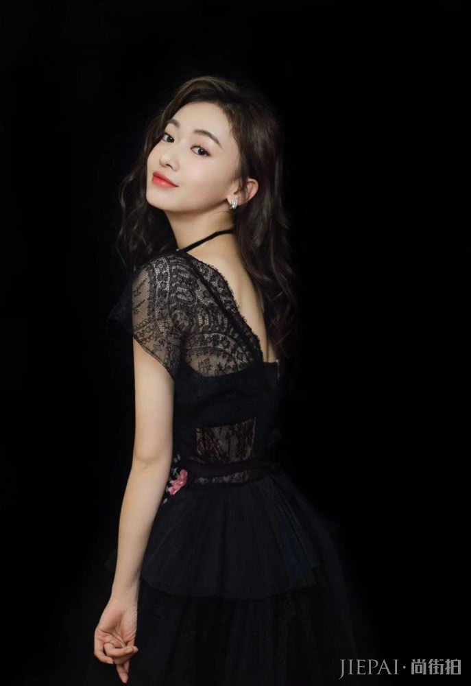 吴谨言又换新发型,波浪大卷配黑色蕾丝裙,复古优雅女人味十足