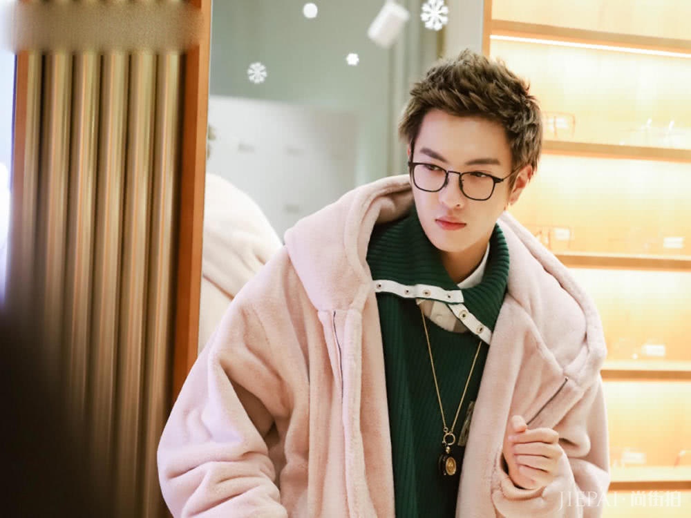 董岩磊染一头粉毛,大胆配绿色“貂”