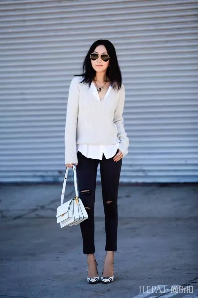 欧美街拍 毛衣+衬衫已经是今年秋冬最温暖叠搭套路了