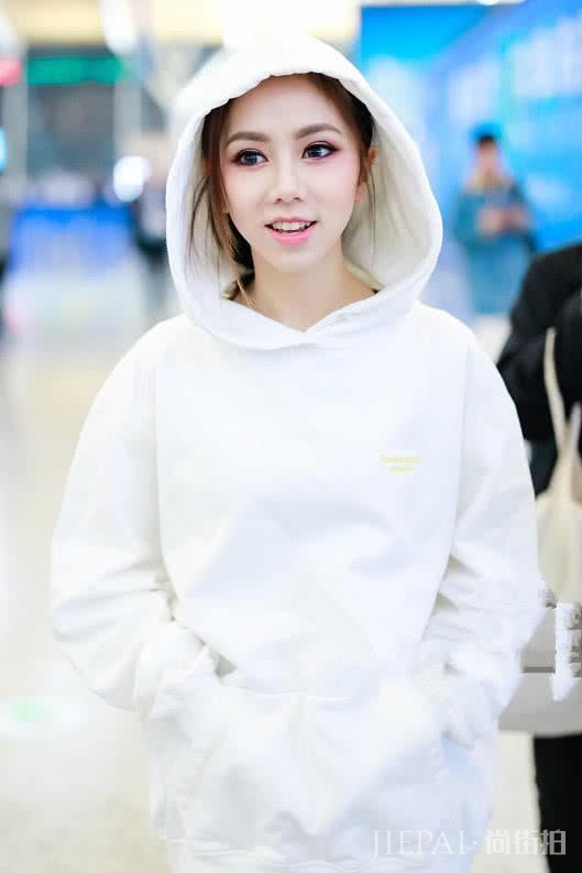 邓紫棋瘦成“一线天”后,烂大街的搭配都能这么好看!