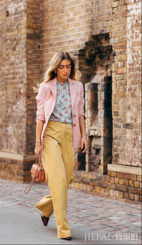 欧美街头潮人示范 中短款外套+裤子打造甜美淑媛风