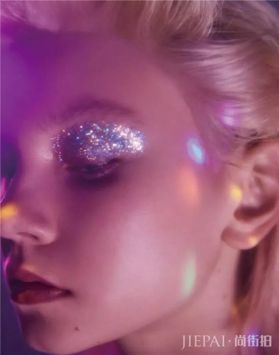 圣诞节怎么化妆 圣诞眉和闪耀唇一样来一套