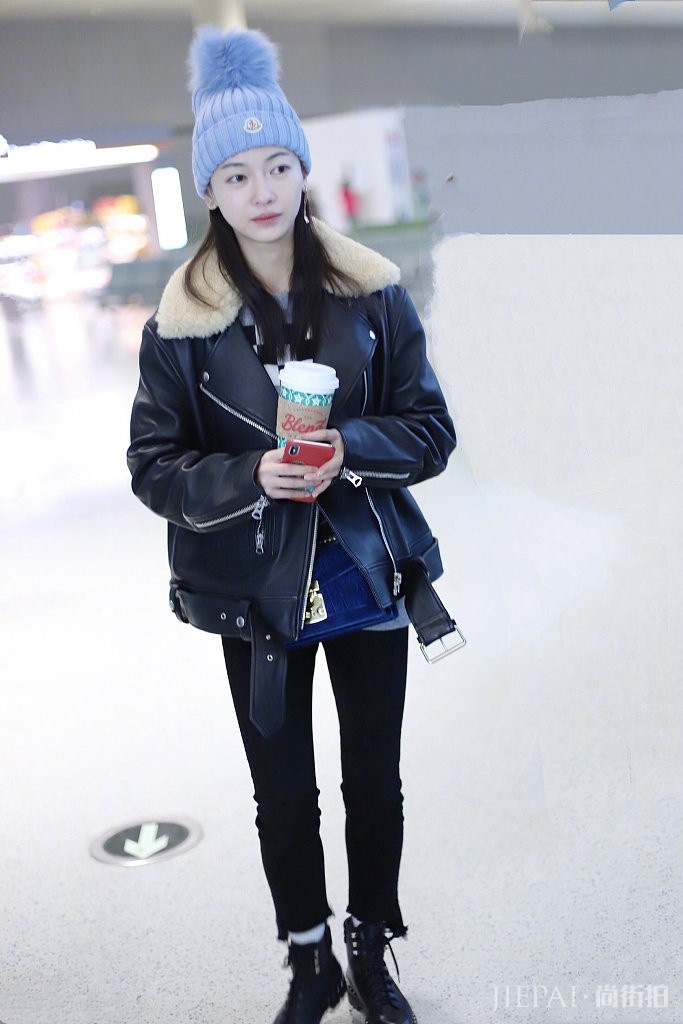 吴谨言穿黑色夹克扮酷,却掩饰不住她的可爱!