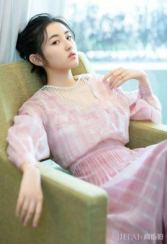 张子枫粉色蓬蓬裙可爱又清纯，17岁衣品艳压众女星！