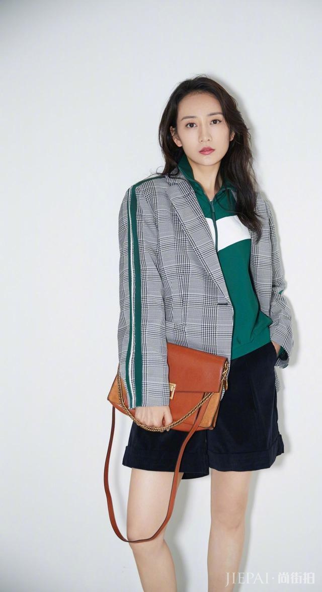 王鸥身穿绿色校服青春又复古,淑女秒变少女