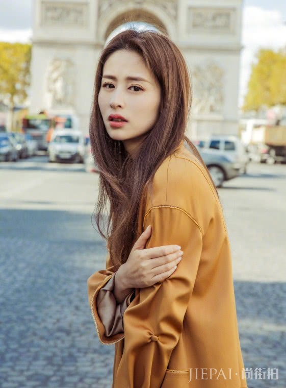 颖儿一种棕色造型,不显土还时髦!