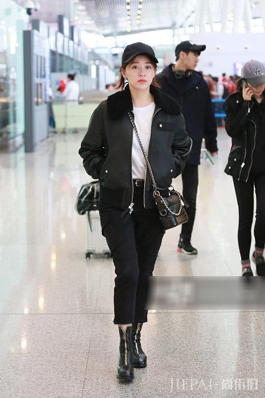 吴谨言穿黑色夹克扮酷,却掩饰不住她的可爱!