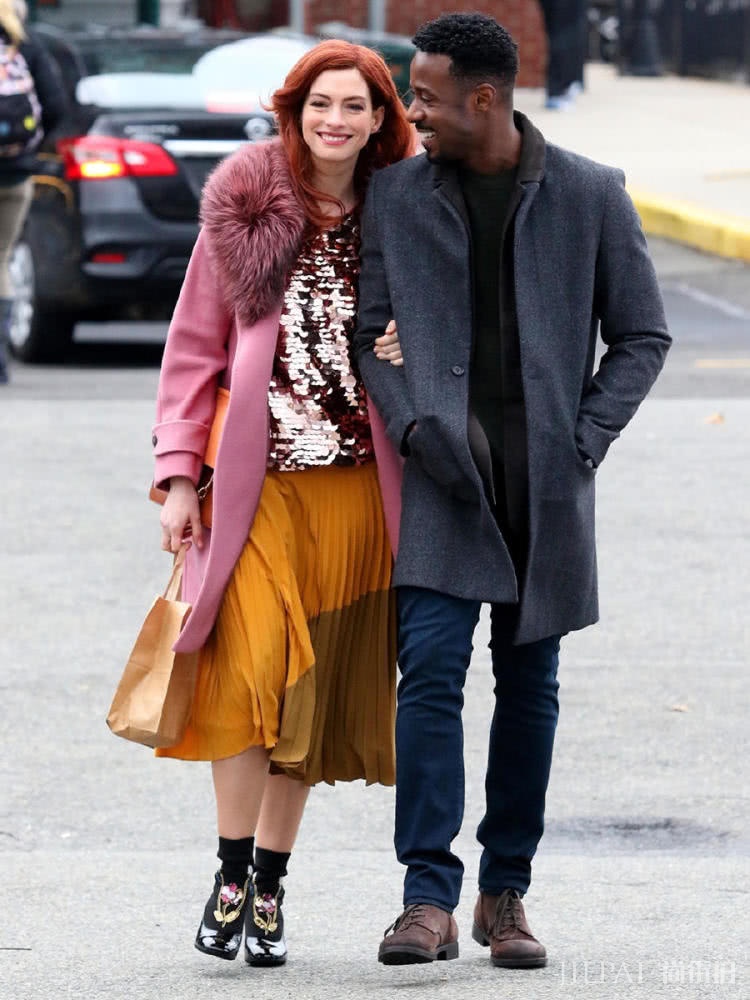 安妮海瑟薇街拍“放飞自我”，网友却爱上她的糖果色大衣