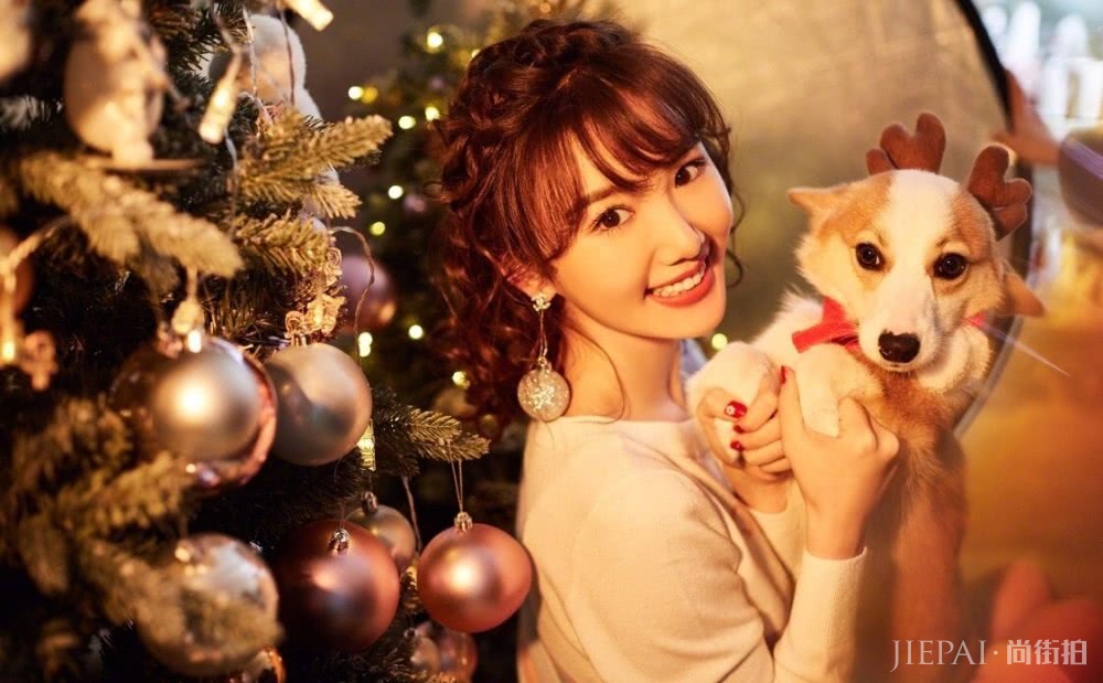 毛晓彤最近将头发烫卷了,画风变回20岁,看了也想烫卷发