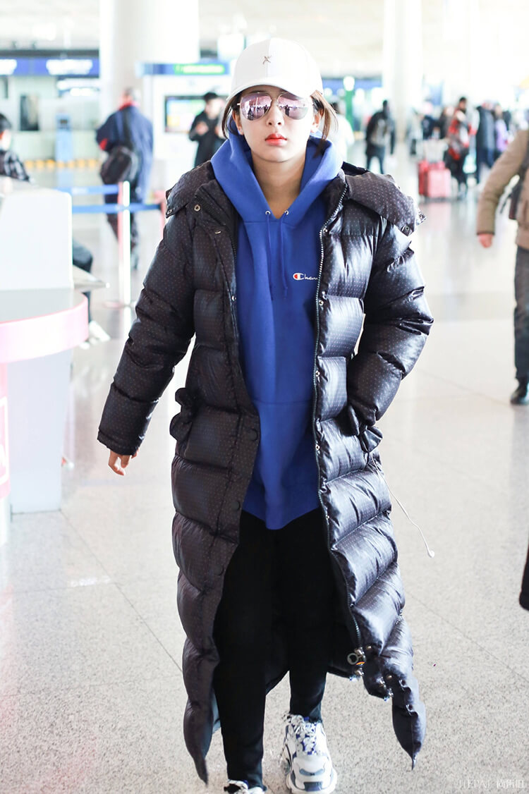 杨紫穿应援羽绒服走机场,内搭卫衣换个色显白太多,实力宠粉