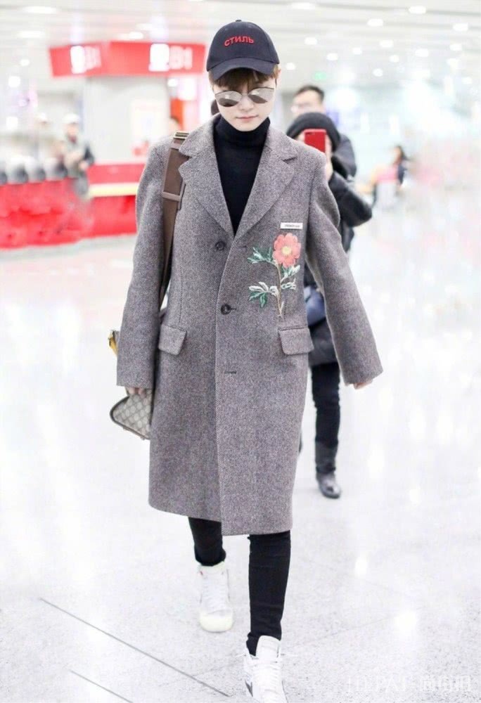 高领毛衣搭配大衣不只是保暖,连气质都提升!