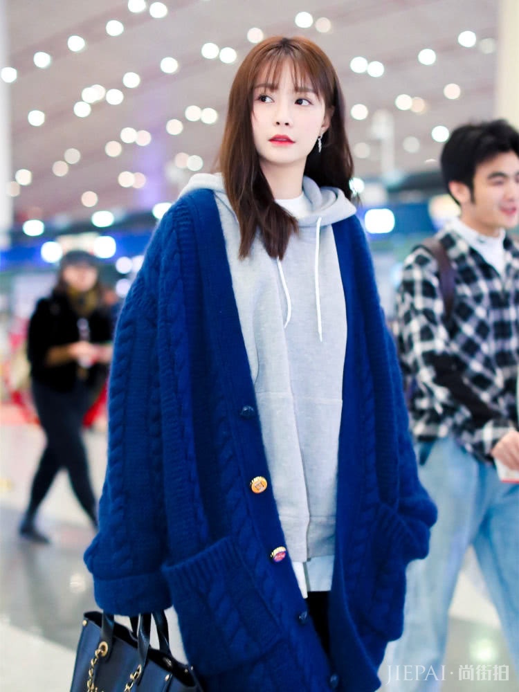 别再穿破洞裤啦，沈梦辰穿上它大长腿也能变小矮子