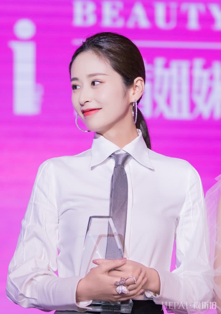 颖儿气质越来越好了,低马尾搭白色衬衣知性优雅又美丽