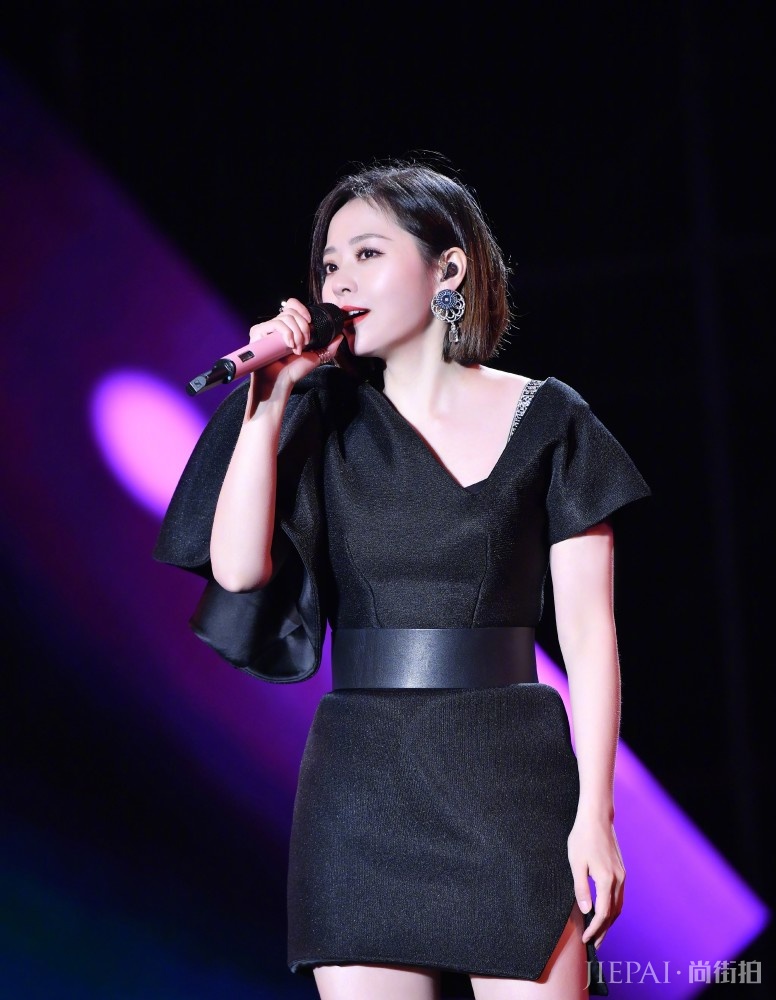 张靓颖太适合短发了,减龄发型就选它