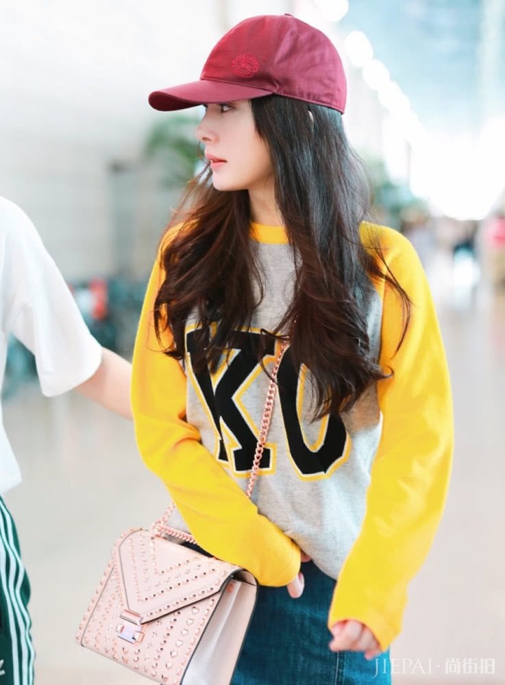 杨幂12月机场街拍,明亮又精致,颜值越来越高!