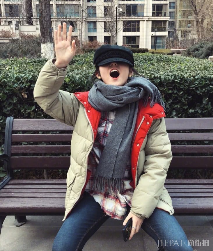 张子枫接地气羽绒造型,还挺不错的