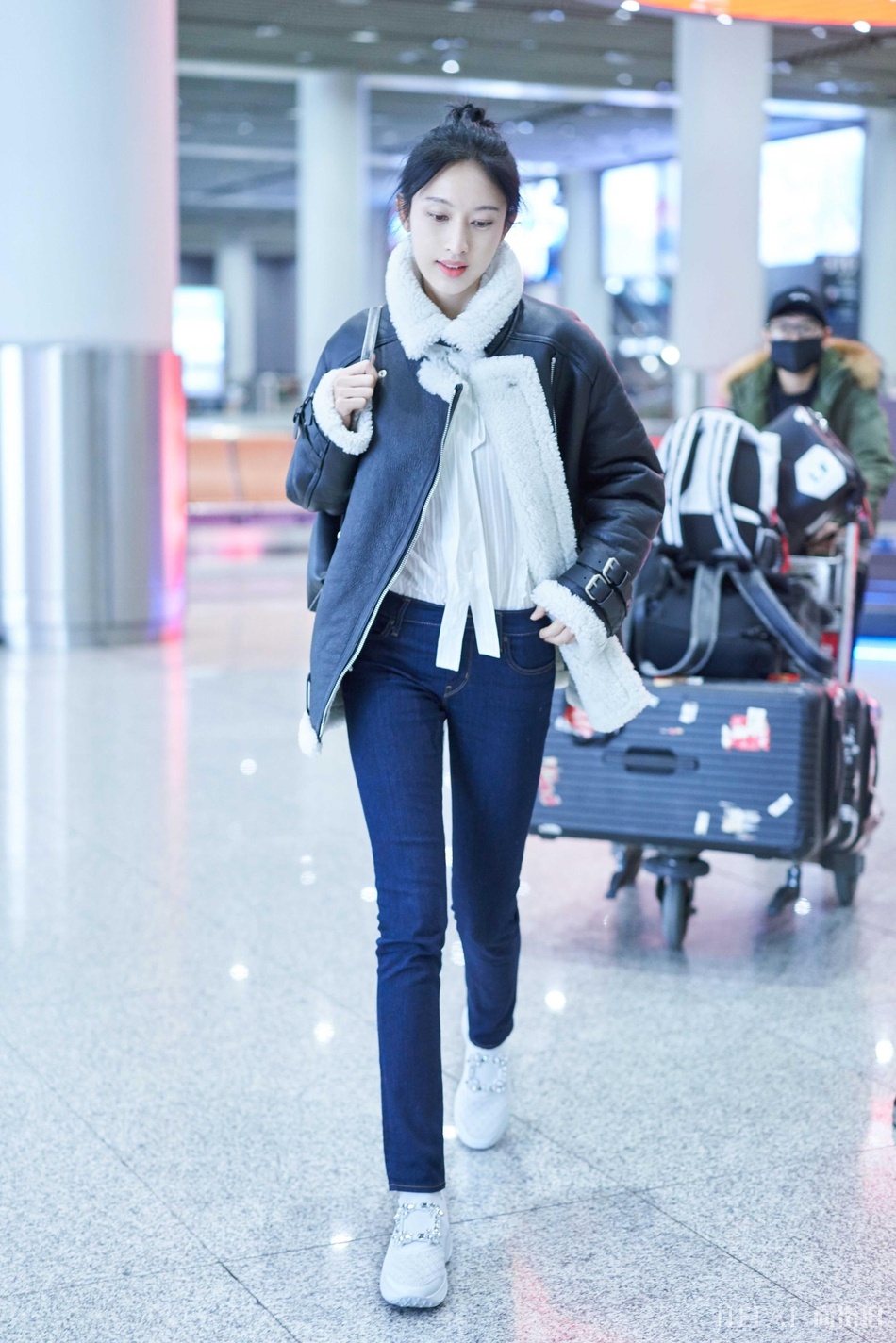 张俪机场街拍 夹克搭配牛仔裤帅气秀长腿