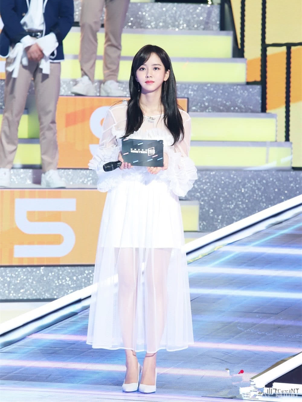 金所泫穿黑色蕾丝裙,造型却搭配的很老气!