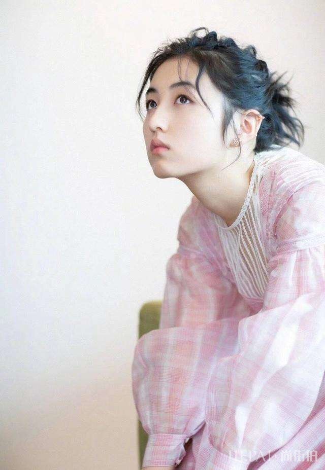 张子枫粉色蓬蓬裙可爱又清纯，17岁衣品艳压众女星！