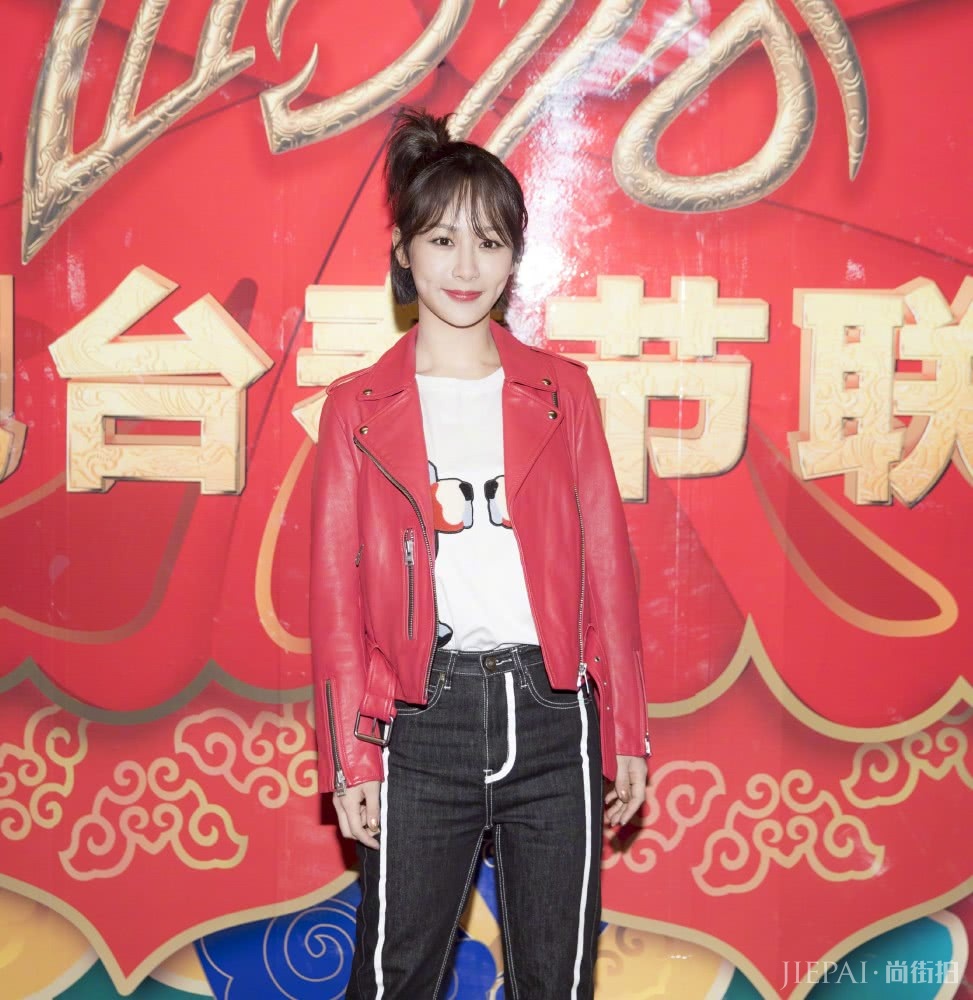 杨紫皮衣搭配纱裙帅气又甜美,早该这样穿了