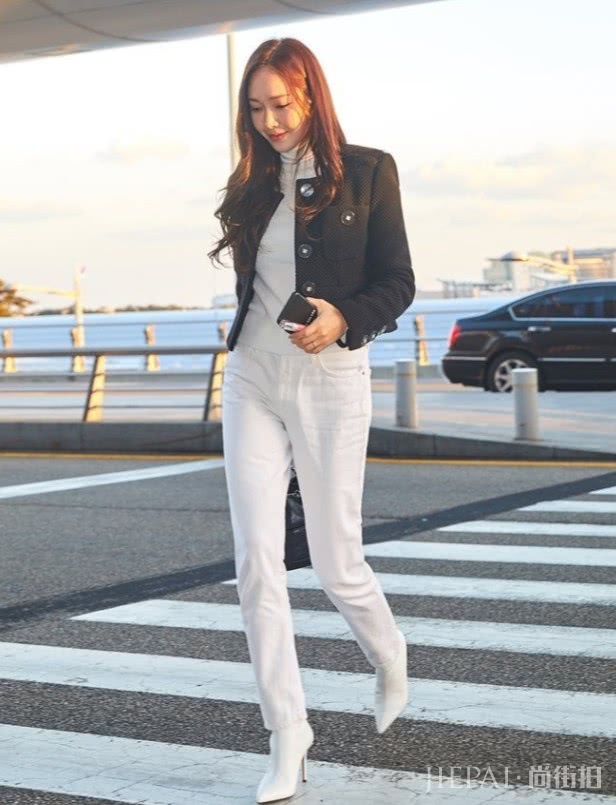 郑秀妍紧身裤穿出休闲裤的既视感,腿不知瘦成啥样