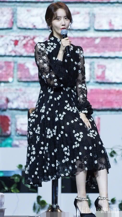 林允儿穿条碎花裙,下面竟然还吊着一串铃兰花?仙女配仙裙啊!