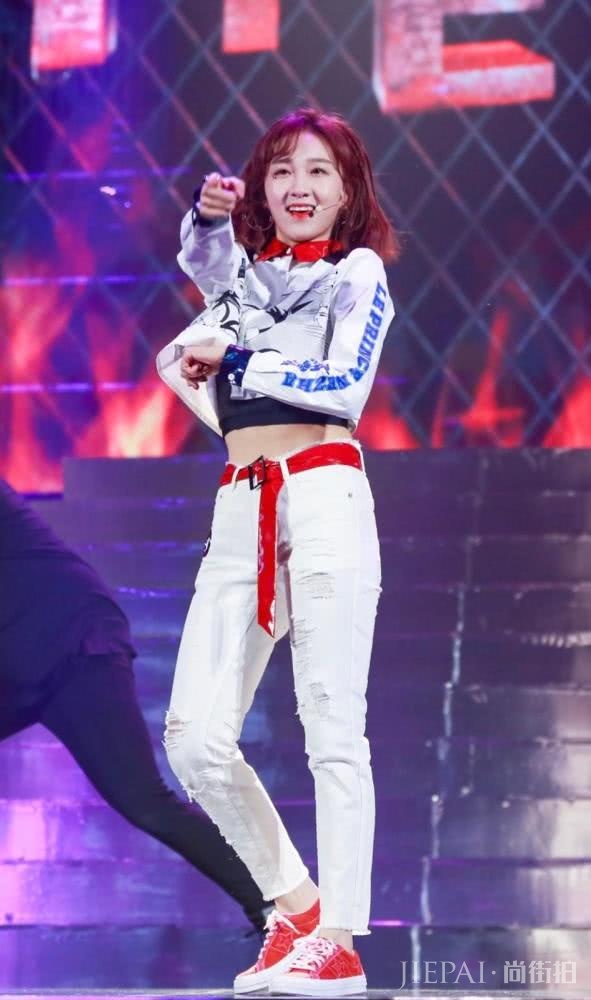 被《创造101》淘汰,机场却获众人簇拥,打扮减龄一笑超可爱