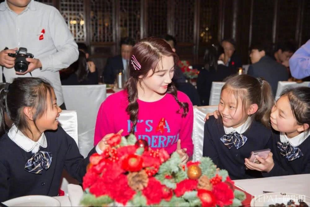 关晓彤扎双马尾穿短裙,穿出了美少女该有的样子