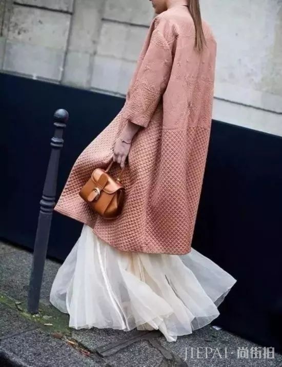 长大衣里面套裙子,竟然这么好看!